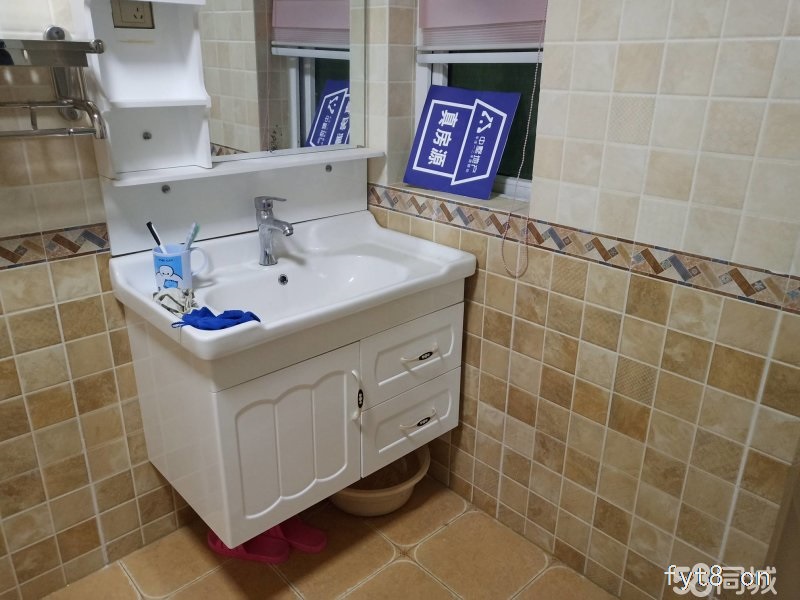 位置优越,环境优美,临近界师学校和明珠广场,附近是附小和一中